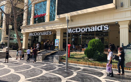 Bəs "McDonald's" siyasətə qarışmırdı?