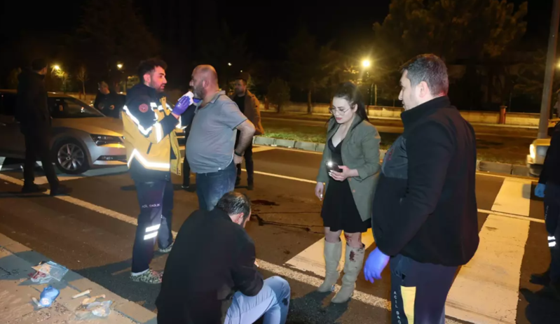 Kömək üçün gəldilər, söyüş eşidəndə sərxoş sürücünü döydülər - VİDEO