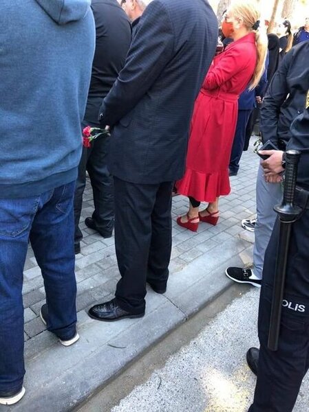 Qıpqırmızı geyimdə Şəhidlər Xiyabanına gələn qadın kimdir? - FOTO