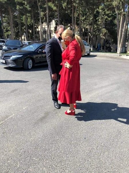 Qıpqırmızı geyimdə Şəhidlər Xiyabanına gələn qadın kimdir? - FOTO