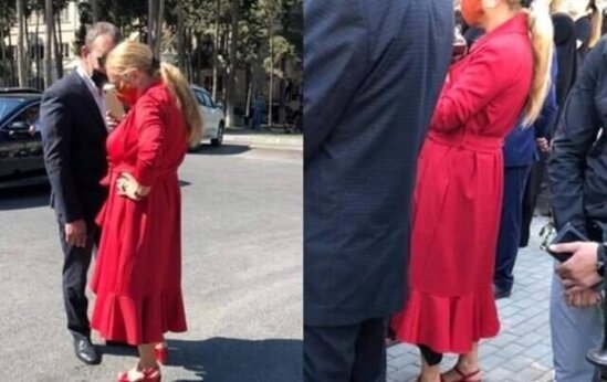 Qıpqırmızı geyimdə Şəhidlər Xiyabanına gələn qadın kimdir? - FOTO