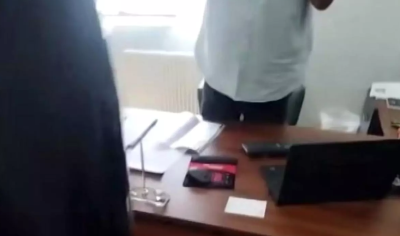 Səbəbsiz yerə işdən çıxarılan qadın müdirin üstünə qaynar su tökdü - VİDEO