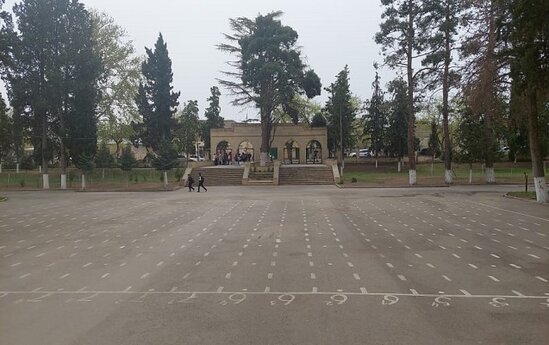 Sinif yoldaşını bıçaqlayan qız məktəbə gəlib - Valideynlər narazılıq edir