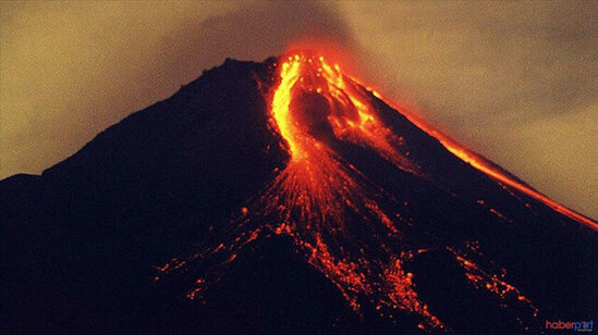 İndoneziyadakı Merapi vulkanı PÜSKÜRDÜ