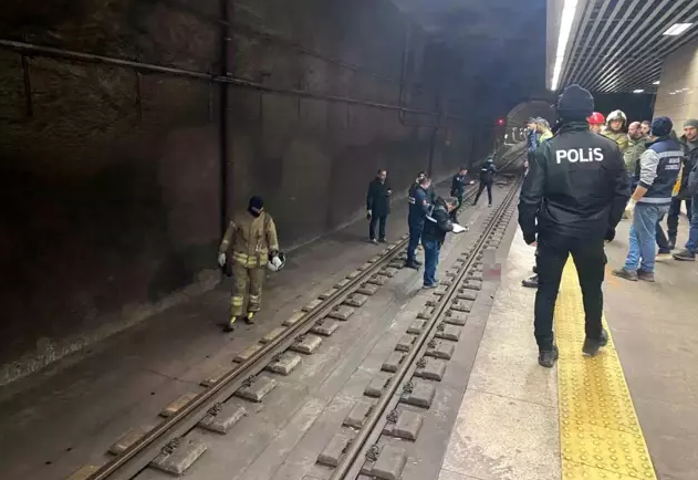 Metroda bir kişi özünü qatarın altına ataraq intihar etdi