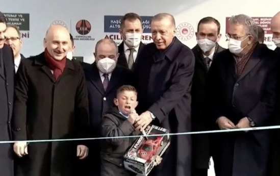 Uşaqda fərasət: Prezidentin əlindən mikrafonu aldı - VİDEO