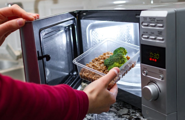 Mikrodalğalı sobadakı bakteriyalar: Təhlükə, yoxsa zərərsiz "qonşular"?