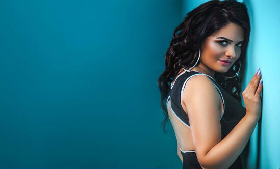 Gənc müğənni açıq-saçıq fotosessiyası ilə gündəmdə - VİDEO