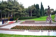 MN-nin rəhbər heyəti Ümummilli Liderin xatirəsini yad etdi - FOTO