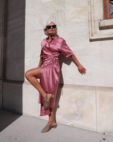 56 yaşında moda dünyasını silkələyən qadın kimdir? - FOTO