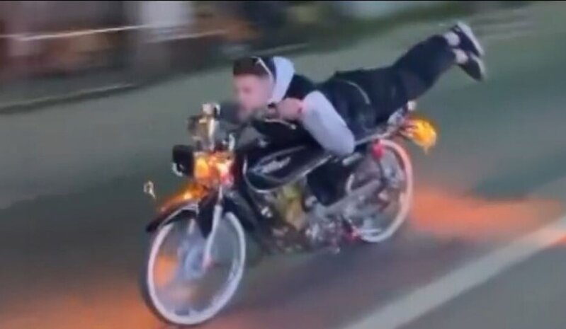 Təhlükəli şou baha başa gəldi: Motosiklet sürücüsü cərimələndi - VİDEO