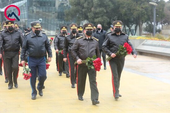 Müdafiə naziri şəhidləri yad etdi - FOTOLAR