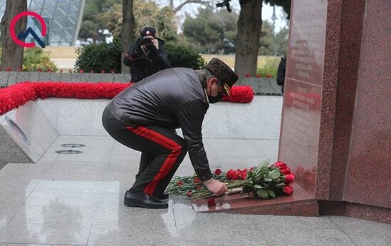 Müdafiə naziri şəhidləri yad etdi - FOTOLAR