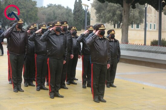 Müdafiə naziri şəhidləri yad etdi - FOTOLAR