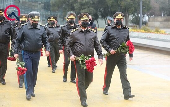 Müdafiə naziri şəhidləri yad etdi - FOTOLAR