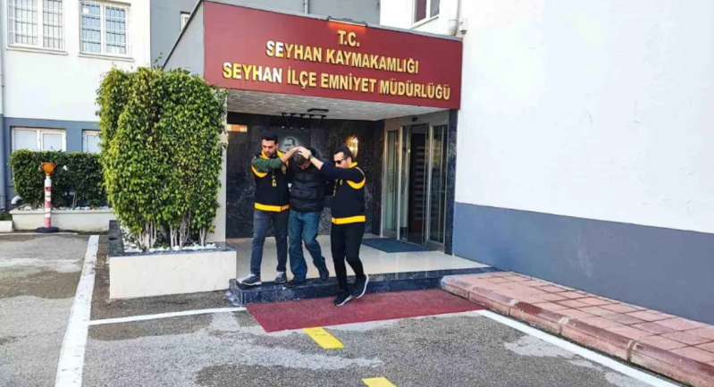 Məktəbin qarşısında müəllimə silahlı hücum edən valideyn saxlanılıb - VİDEO