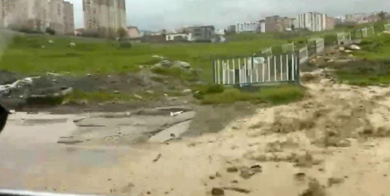 Uşaqların sel suyunda təhlükəli oyunu - VİDEO