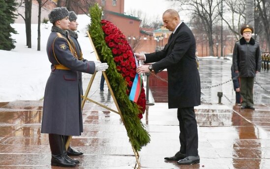 İlham Əliyev Moskvada naməlum əsgərin məzarını ziyarət etdi - FOTO/VİDEO