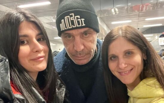 Məşhur müğənni vağzalda qaçqınlara kömək edir - FOTOLAR