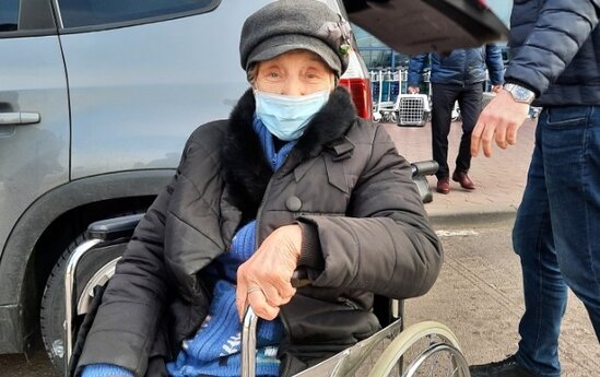 Ukraynadan təxliyə olunan Milli Qəhrəmanımızın ailəsi Bakıya yola salındı - VİDEO