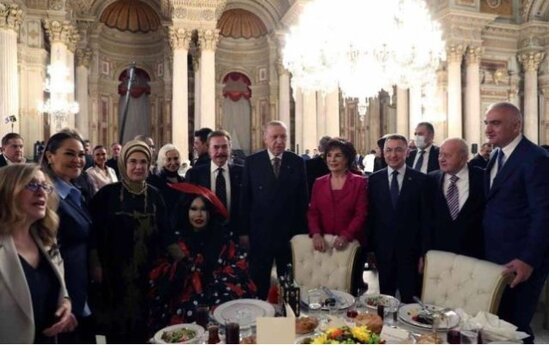 Ərdoğan məşhurlar üçün iftar süfrəsi açdı - VİDEO