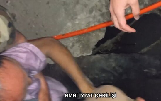 Su arxına yıxılan gənc belə xilas edildi - VİDEO