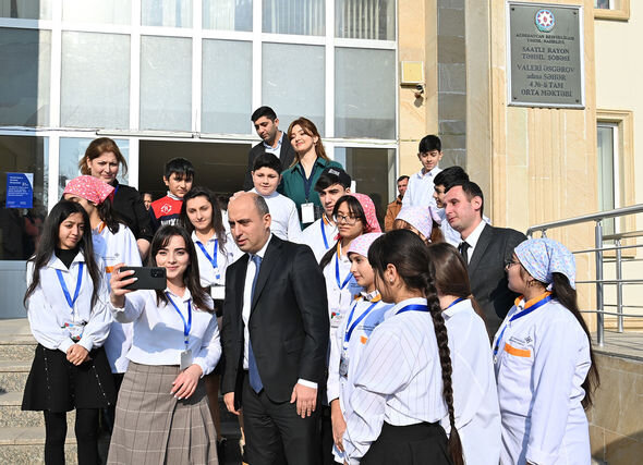 Nazir şagirdlərin bişirdiyi şirniyyatın dadına baxdı - FOTO