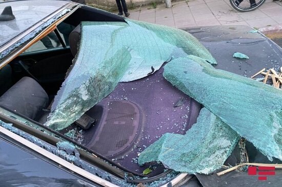 Güclü külək nəticəsində 3 nəfər xəsarət aldı - FOTOLAR