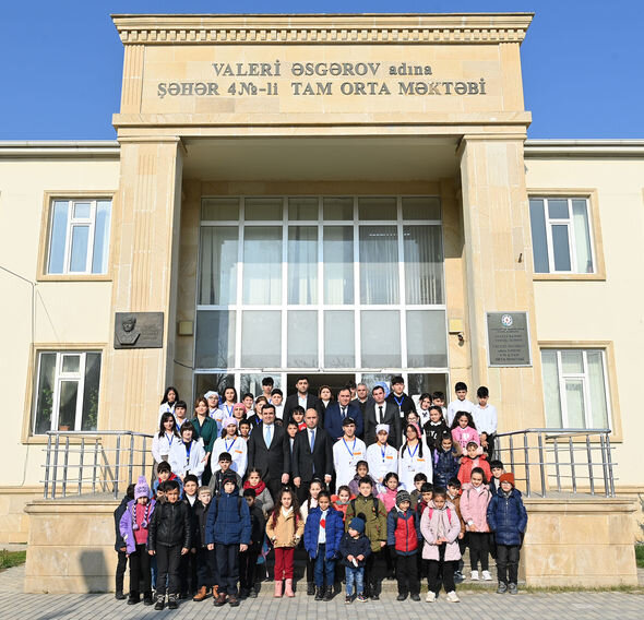 Nazir şagirdlərin bişirdiyi şirniyyatın dadına baxdı - FOTO