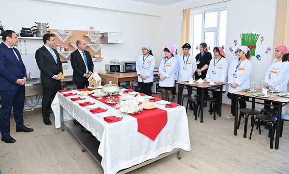 Nazir şagirdlərin bişirdiyi şirniyyatın dadına baxdı - FOTO