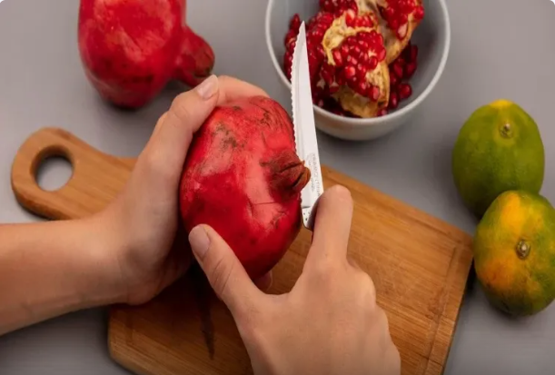 Şirəsini sıçratmadan narı dənələməyin asan yolu - Qaşıqla 1 dəqiqəyə