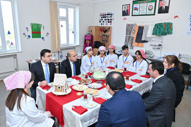 Nazir şagirdlərin bişirdiyi şirniyyatın dadına baxdı - FOTO