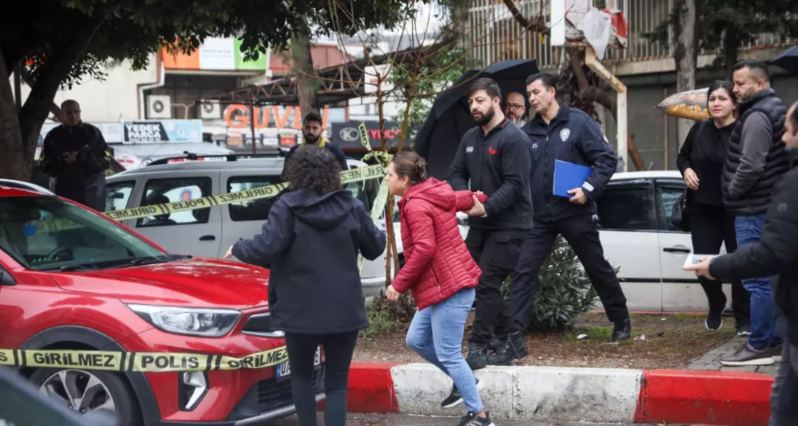 Həyat yoldaşının ölü tapıldığı maşının şüşəsinə vurub ağladı: "Nə olar ayağa qalx" - VİDEO