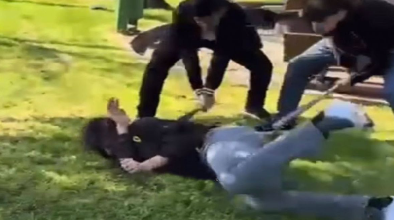 16 yaşlı uşaq yaşıdları tərəfindən dəmir dəyənəklərlə döyüldü - VİDEO