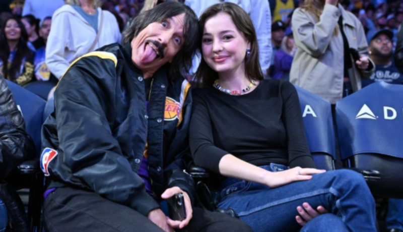 Məşhur müğənni özündən 33 yaş kiçik qadınla eşq yaşayır