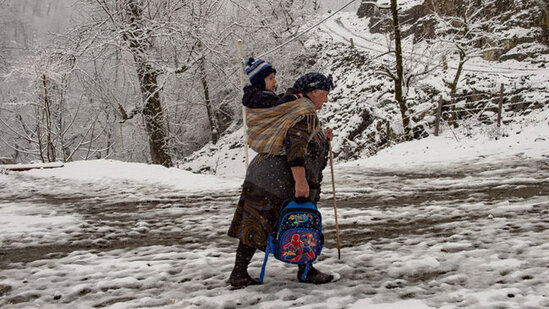 Nəvəsini məktəbə aparan nənə - FOTO