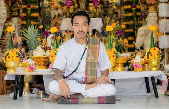 Səkkiz qadınla ailə quran rəssam xoşbəxt ailə həyatının sirrini açıb - FOTO