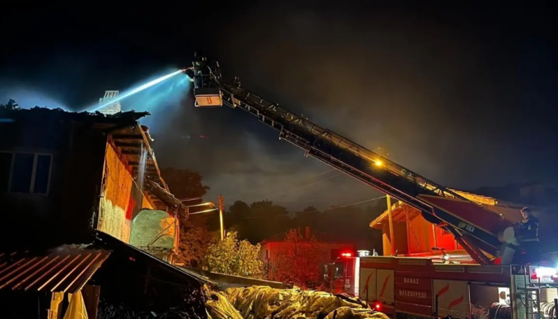 İki mərtəbəli evin damına ildırım düşdü - VİDEO