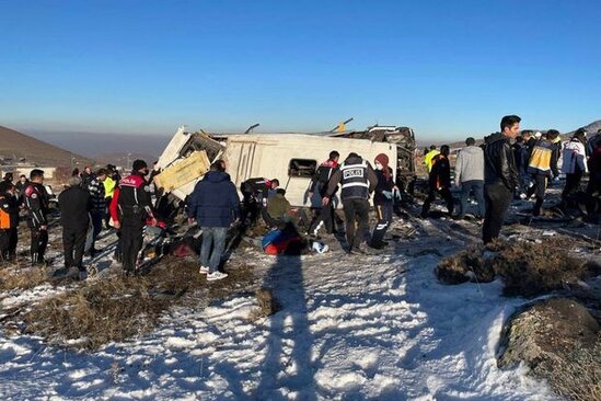 Tələbələri daşıyan mikroavtobus aşdı: Ölən və yaralananlar var