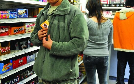 18 yaşlı qız sevgilisi ilə marketin damını söküb oğurluğa girdi