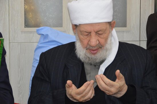 "Dindar"dan İYRƏNCLİK: İnsanlara öz nəcisini YEDİZDİRDİ - FOTO