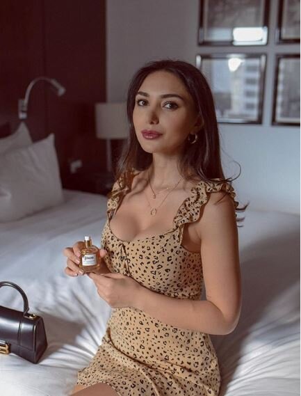 Azərbaycanlı aparıcı yataqda seksual pozlar verdi - FOTO