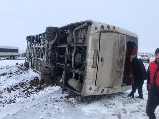 Avtobus aşdı: Xəsarət alanlar var