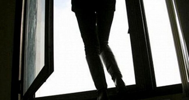 Bakıda 2 uşaq anası 4-cü mərtəbədən yıxılıb öldü