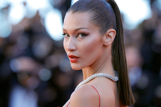 Bella Hadid podiuma şəffaf geyimdə çıxdı – VİDEO