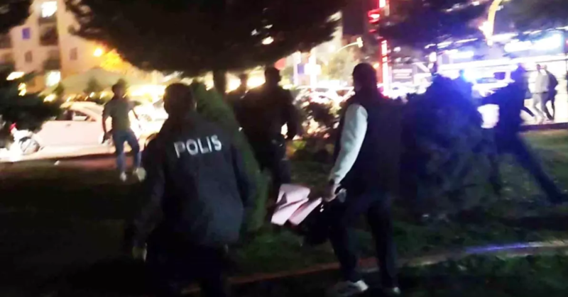 "Keçmiş və yeni sevgili" mübahisəsi davaya çevrildi – polis bibər qazı ilə müdaxilə etdi - VİDEO