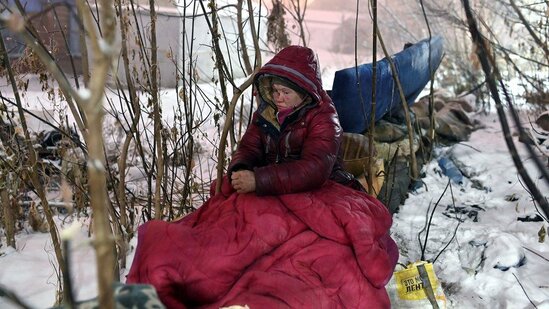 Sibirdə 30 dərəcə şaxtada küçədə yaşayanlar-FOTO
