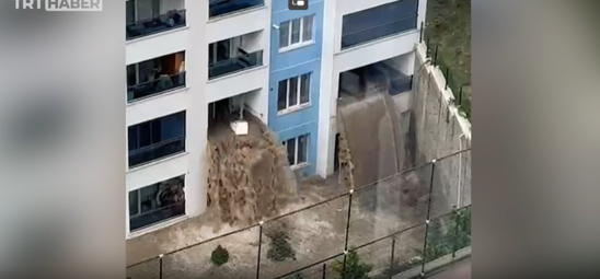 Türkiyədə sel binanın içindən keçdi - VİDEO