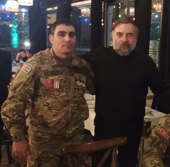 Oktay Kaynarcaya medalını verən qazidən tənqidlərə cavab