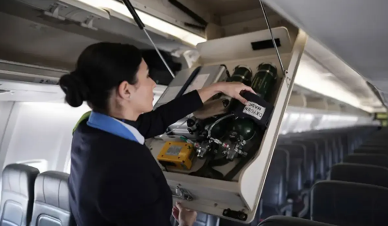 Təyyarədən gələn pis qoxu gənc stüardessanın beyin travması almasına səbəb oldu